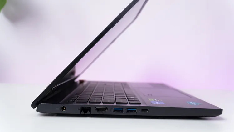 Các cổng kết nối của laptop Acer Aspire 7