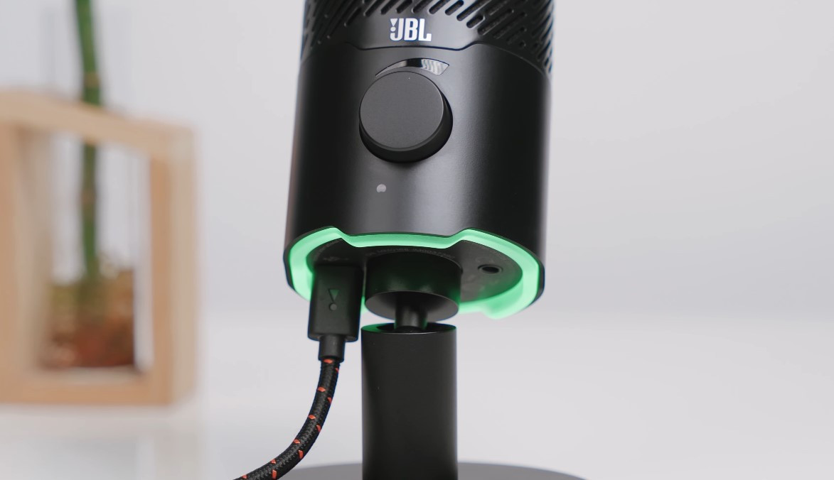Dải đèn LED RGB dưới chân đế micro JBL Quantum Stream