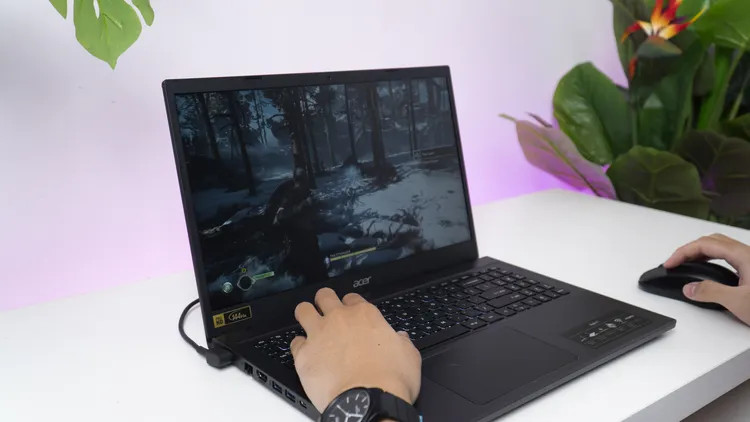 Laptop Acer Aspire 7 đang chạy game AAA