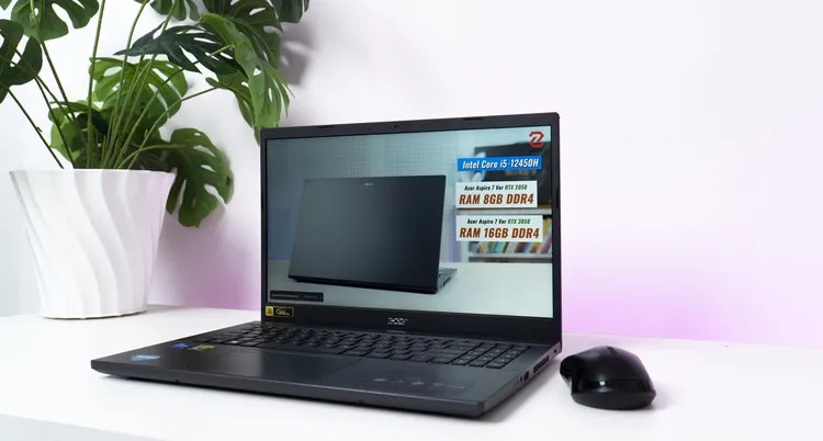 Laptop Acer Aspire 7 đang chạy game