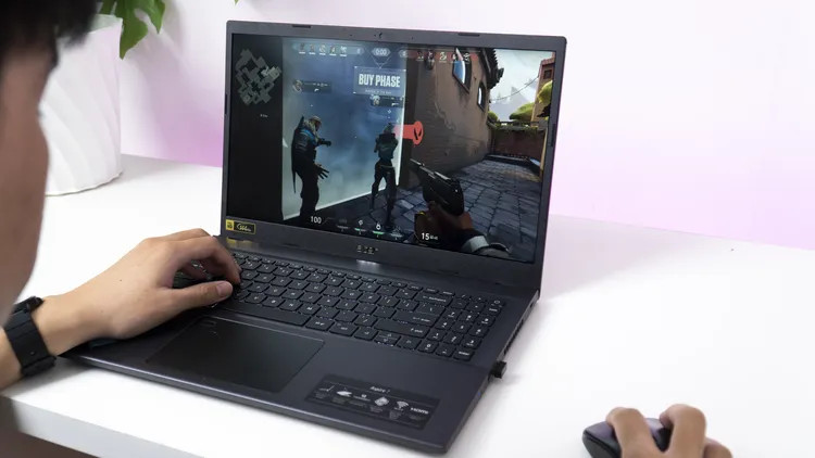Màn hình laptop Acer Aspire 7 hiển thị game FPS