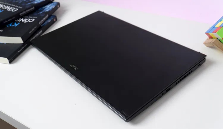 Mặt lưng của laptop Acer Aspire 7