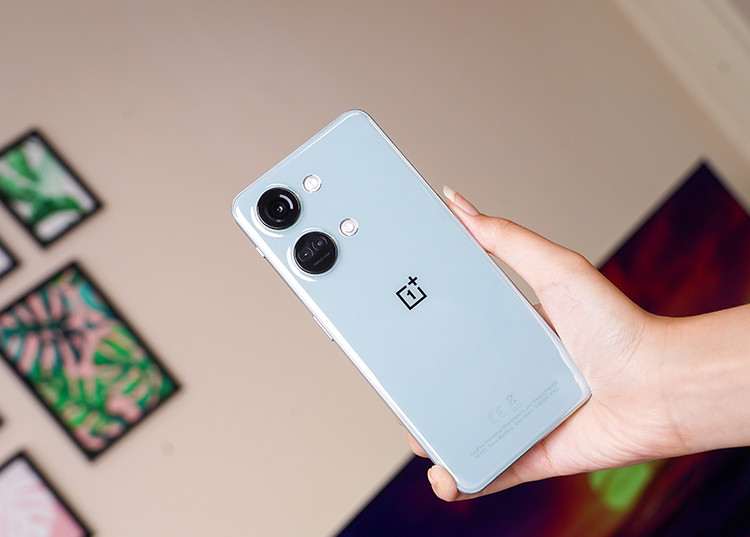 OnePlus Nord 3 5G màu xanh lá cây trên nền trắng